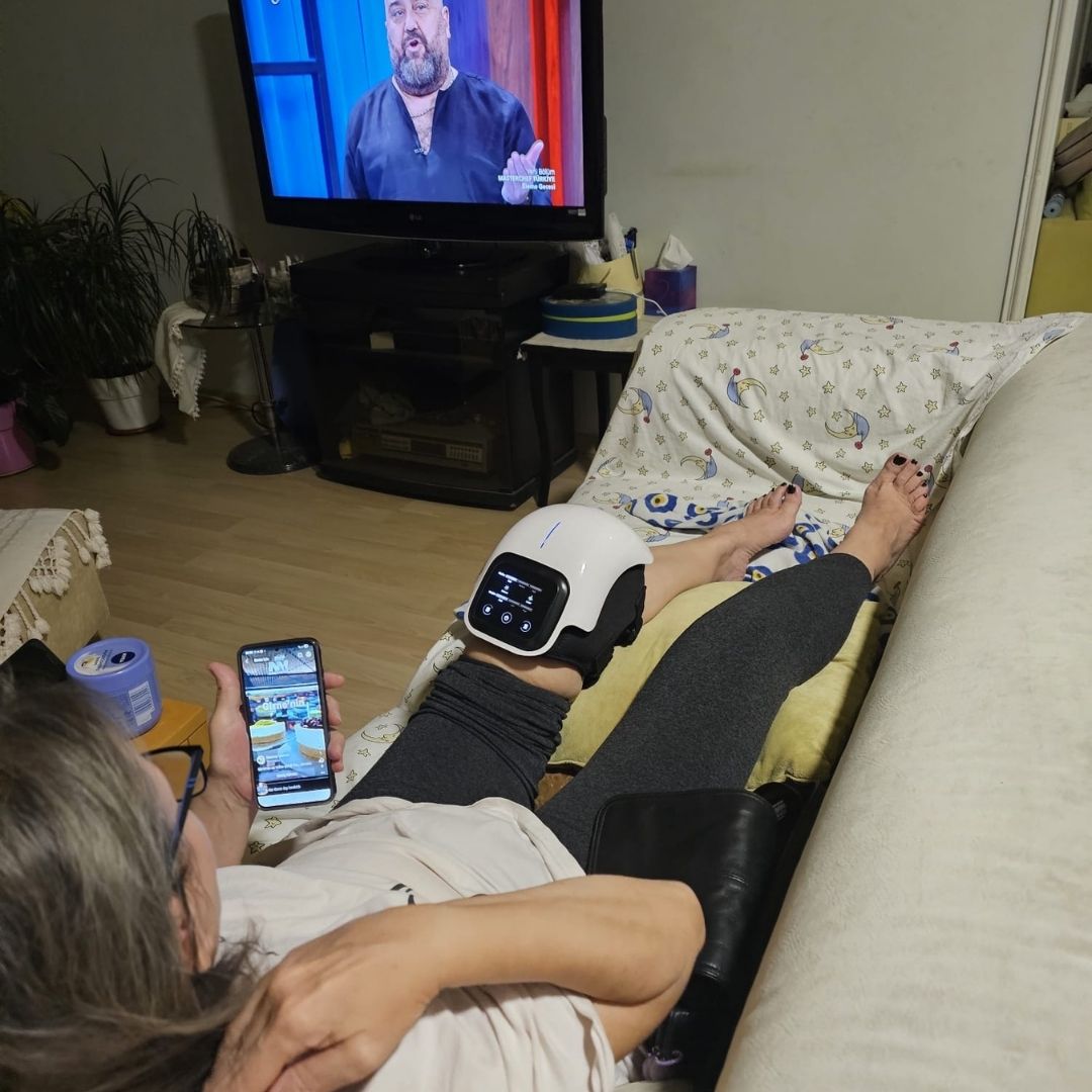 customer review sitting on the sofa and watching tv while using gladiora knee massager