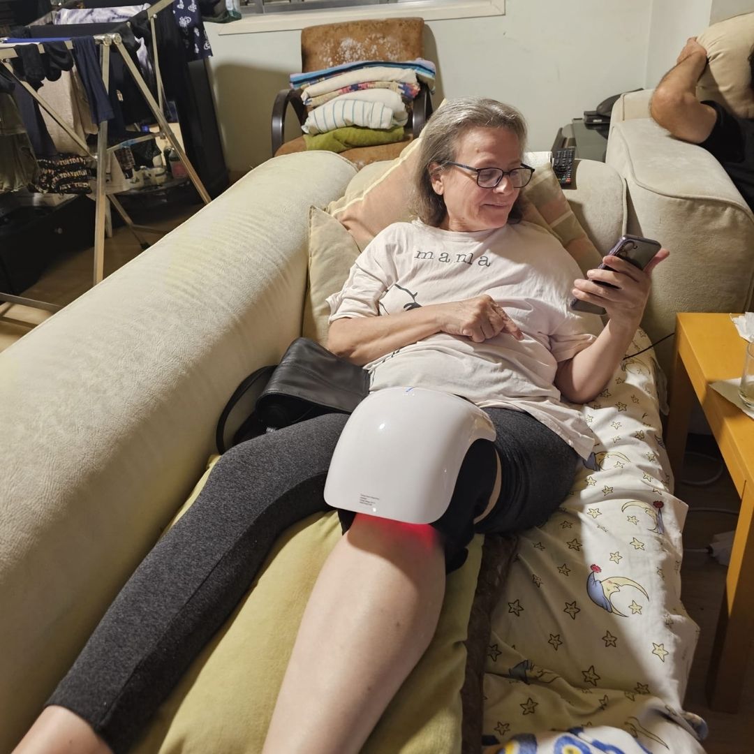 customer review sitting on the sofa and watching tv while using gladiora knee massager